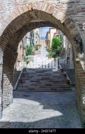 Staircase and Pozzo della Polenta Well, village de Corinaldo, Marche, Italie, Europe Banque D'Images