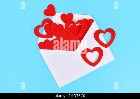 Concept de lettre d'amour avec enveloppe blanche avec des coeurs rouges qui s'en sortent Banque D'Images
