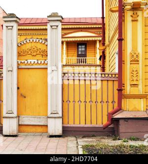 1st de mai 2016, Russie, Tomsk, la porte d'époque en bois des maisons anciennes Banque D'Images