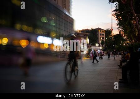 Livraison de nourriture homme vélo sur Orchard Road à Singapour Banque D'Images