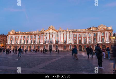 Place du Capitole et ses touristes, au crépuscule, en haute Garonne, en Occitanie, France Banque D'Images