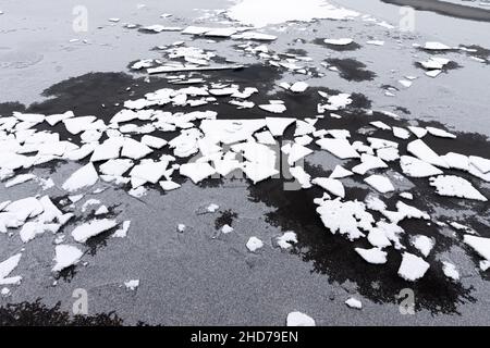 Morceaux de glace mince, gel de l'eau par une journée froide d'hiver. Banque D'Images