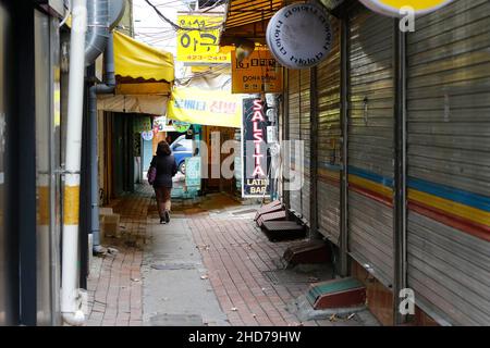 27 févr. 2020-Daegu, Corée du Sud-Dongsung-ro, une importante artère commerçante de Daegu, à 300 kilomètres au sud-est de Séoul, est presque entièrement vide de personnes le 27 février 2020.Le quartier est populaire pour les rassemblements en dehors des heures d'ouverture par les habitants, mais la propagation rapide du nouveau coronavirus dans la ville a provoqué la fermeture de nombreux magasins.La Corée du Sud a signalé jeudi une nouvelle augmentation quotidienne du nombre de nouvelles infections du nouveau coronavirus, et d'autres cas pourraient être identifiés dans la ville la plus touchée de Daegu et ses régions voisines alors que des tests de détection de virus ont commencé sur plus de 210 000 membres d'un établissement Banque D'Images