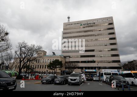 27 févr. 2020-Daegu, Corée du Sud-A vue de COVID19 le bâtiment de l'hôtel de ville du centre de contrôle à Daegu, Corée du Sud.La Corée du Sud a signalé jeudi une nouvelle augmentation quotidienne du nombre de nouvelles infections au coronavirus,Et d'autres cas peuvent être identifiés dans la ville la plus durement touchée de Daegu et ses régions voisines alors que des tests de virus ont commencé sur plus de 210 000 membres d'une secte religieuse au centre de la propagation rapide.Selon les centres coréens de contrôle et de prévention des maladies, le nombre impressionnant de 334 nouveaux cas a porté le nombre total d'infections dans le pays à 1 595. Banque D'Images