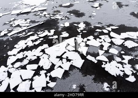 Morceaux de glace mince, gel de l'eau par une journée froide d'hiver. Banque D'Images