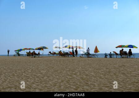 VARKALA, KERALA, INDE - 31 DÉCEMBRE 2021: Touristes se détendant et marchant sur la plage de Varkala de Kerala. Banque D'Images