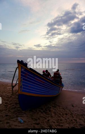 VARKALA, KERALA, INDE - 31 DÉCEMBRE 2021: Les hommes se préparer à prendre des touristes dans le bateau à la mer. Banque D'Images