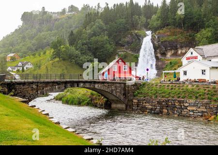 NORHEINSUND, NORVÈGE - 2 JUILLET 2016: C'est l'une des chutes d'eau les plus spectaculaires et intéressantes de Norvège sous le cours d'eau qui ne peut pas être Banque D'Images