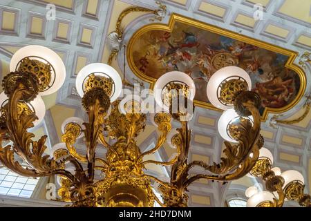 Lustres précieux et plafonds ornés de fresques, Palais Royal de Caserta, Reggia di Caserta une des plus grandes résidences royales du monde, UNESCO World Banque D'Images