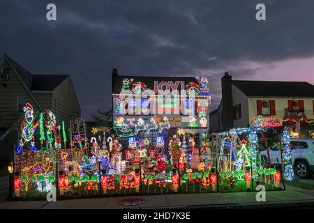 Une maison à Bayside, Queens, avec des décorations de Noël ornementales sur leur bâtiment et sur leur pelouse. Banque D'Images