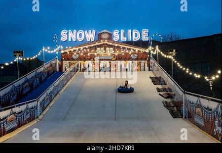 La Snow Slide au marché de Noël à Liverpool Banque D'Images