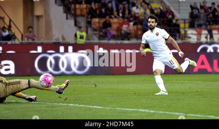 EN TANT que joueur égyptien de football de Roma Mohamed Salah, marque un but pendant le match italien AC Milan vs AS Roma, au stade san siro, à Milan. Banque D'Images