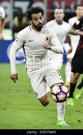 EN TANT que joueur égyptien de football de Roma Mohamed Salah, en action pendant le match italien AC Milan vs AS Roma, au stade san siro, à Milan. Banque D'Images