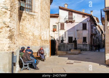 Promenade dans le village de Scanno, l'Aquila, les Abruzzes, l'Italie, l'Europe Banque D'Images