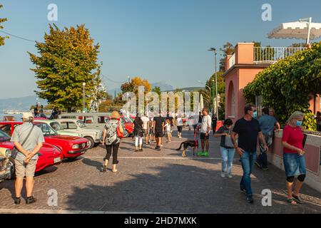 BARDOLINO, ITALIE 16 SEPTEMBRE 2020 : lac de Bardolino plein de gens Banque D'Images