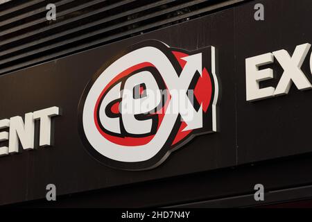 VALENCIA, ESPAGNE - 03 JANVIER 2022: CEX est une chaîne de marchandises d'occasion basée au Royaume-Uni et spécialisée dans la technologie Banque D'Images