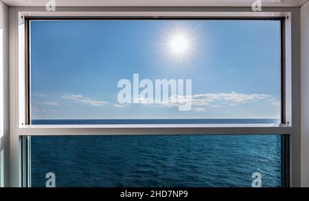 Balcon français du bateau de croisière avec vue sur la mer. Banque D'Images