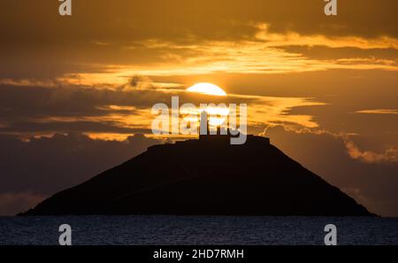 Ballycotton, Cork, Irlande.04th janvier 2022.Soleil se levant derrière le phare sur l'île Ballycotton à Co. Cork, Irlande.- photo David Creedon Banque D'Images