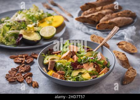 Salade de saumon, de mangue et d'avocat cuite au four avec noix de pécan. Banque D'Images