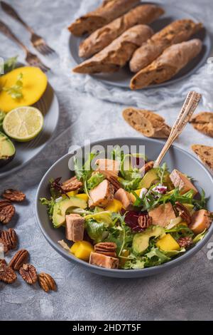 Salade de saumon, de mangue et d'avocat cuite au four avec noix de pécan. Banque D'Images