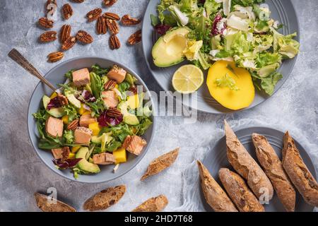 Salade de saumon, de mangue et d'avocat cuite au four avec noix de pécan. Banque D'Images