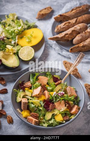 Salade de saumon, de mangue et d'avocat cuite au four avec noix de pécan. Banque D'Images