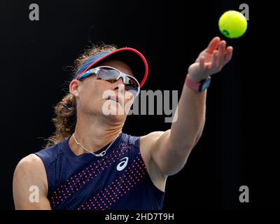 SAMANTHA STOSUR (AUS) et SHUAI ZHANG (CHN) en action lors de l'été 2022 de Melbourne qui se tiendra le mardi 2022 janvier, à Melbourne Park Banque D'Images