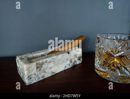 cendrier en pierre avec cigares sur une table en bois Banque D'Images