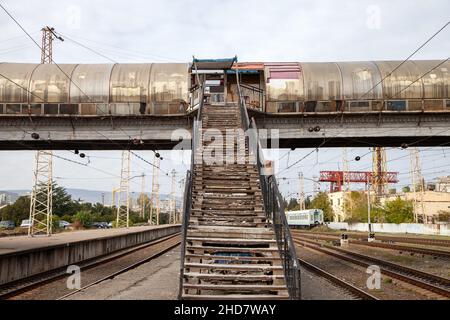 Un pont ferroviaire en ruines, de l'ère soviétique Banque D'Images