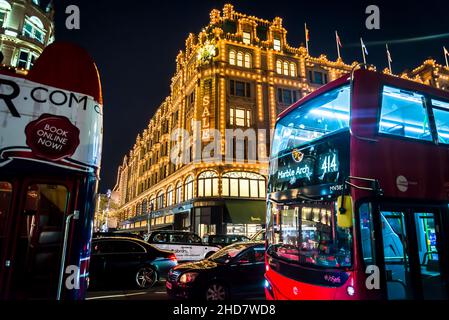 Harrods, un grand magasin de luxe et un trafic très fréquenté sur Knightsbridge à l'heure de Noël, Londres, Angleterre, Royaume-Uni Banque D'Images