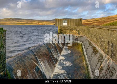 Déversoir au réservoir West Water près de West Linton dans les tourbières d'Écosse Banque D'Images