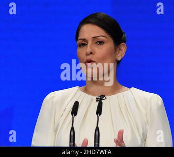 La secrétaire d'État Priti Patel parle le troisième jour de la conférence du Parti conservateur à Manchester.(c) Dave Johnston Banque D'Images