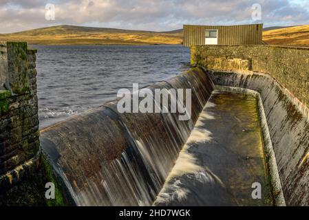 Déversoir au réservoir West Water près de West Linton dans les tourbières d'Écosse Banque D'Images