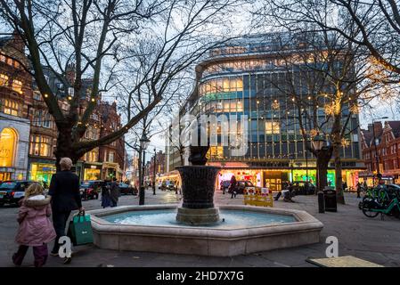 Sloane Square, un parc commémoratif décoré de lumières de Noël, Chelsea, Londres, Angleterre, Royaume-Uni Banque D'Images