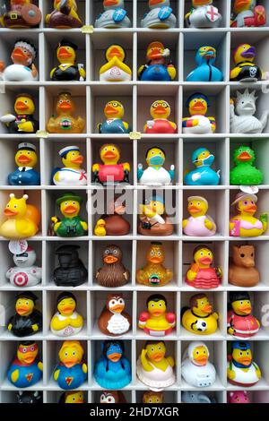 Une sélection de canards de bain en plastique en vente à l'extérieur d'un magasin à Bath, Royaume-Uni. Banque D'Images