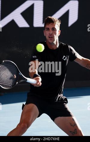 Adélaïde, Australie, 4 janvier 2022.Thanasi Kokkinakis, d'Australie, joue un rôle de premier rang lors du match des célibataires ATP entre Thanasi Kokkinakis, d'Australie, et John Millman, d'Australie, le deuxième jour du tournoi de tennis international d'Adélaïde à Memorial Drive, le 04 janvier 2022 à Adélaïde, en Australie.Crédit : Peter Mundy/Speed Media/Alay Live News Banque D'Images