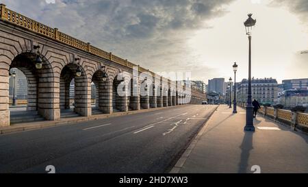 Paris, France - 3 mars 2021 : arche du pont de Bercy à Paris Banque D'Images