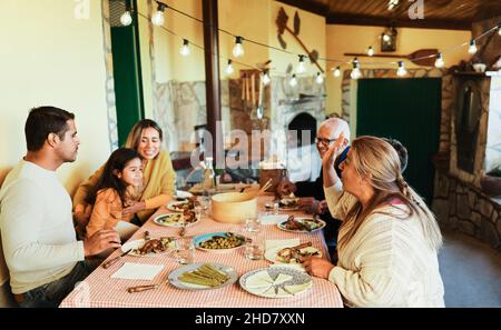 Bonne famille latine ayant plaisir à manger ensemble à la maison - Focus sur le visage de grand-mère Banque D'Images