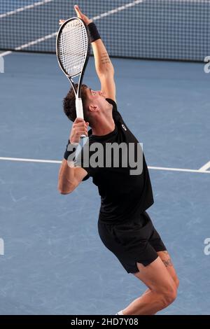 Adélaïde, Australie, 4 janvier 2022.Le Thanasi Kokkinakis d'Australie sert le ballon lors du match des célibataires ATP entre le Thanasi Kokkinakis d'Australie et John Millman d'Australie le deuxième jour du tournoi de tennis international d'Adélaïde à Memorial Drive le 04 janvier 2022 à Adélaïde, en Australie.Crédit : Peter Mundy/Speed Media/Alay Live News Banque D'Images