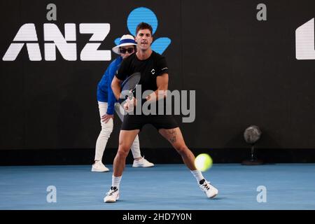 Adélaïde, Australie, 4 janvier 2022.Thanasi Kokkinakis d'Australie pendant le match des célibataires ATP entre Thanasi Kokkinakis d'Australie et John Millman d'Australie le deuxième jour du tournoi de tennis international d'Adélaïde à Memorial Drive le 04 janvier 2022 à Adélaïde, en Australie.Crédit : Peter Mundy/Speed Media/Alay Live News Banque D'Images