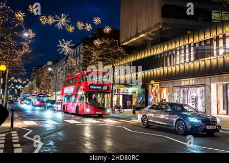 Sloane Street décorée de lumières de Noël, Chelsea, Londres, Angleterre, Royaume-Uni Banque D'Images