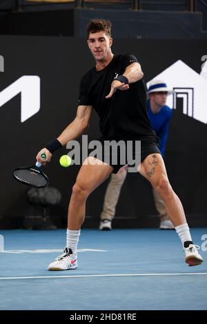Adélaïde, Australie, 4 janvier 2022.Thanasi Kokkinakis, d'Australie, joue un rôle de premier rang lors du match des célibataires ATP entre Thanasi Kokkinakis, d'Australie, et John Millman, d'Australie, le deuxième jour du tournoi de tennis international d'Adélaïde à Memorial Drive, le 04 janvier 2022 à Adélaïde, en Australie.Crédit : Peter Mundy/Speed Media/Alay Live News Banque D'Images
