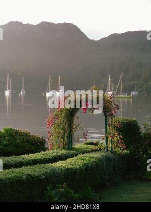 Une arche de jardin florale en été tempérée paysage de jardin de microclimat de Plockton et Loch Carron à Lochalsh, Wester Ross, West Highlands Ecosse Royaume-Uni Banque D'Images