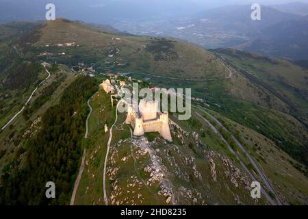 Vue aérienne, forteresse Rocca di Calascio, Abruzzes, Italie, Europe Banque D'Images