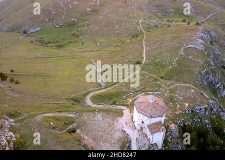 Vue aérienne de l'église Santa Maria della Pieta, Abruzzes, Italie, Europe Banque D'Images