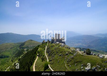 Vue aérienne de la forteresse Rocca di Calascio, Abruzzes, Italie, Europe Banque D'Images