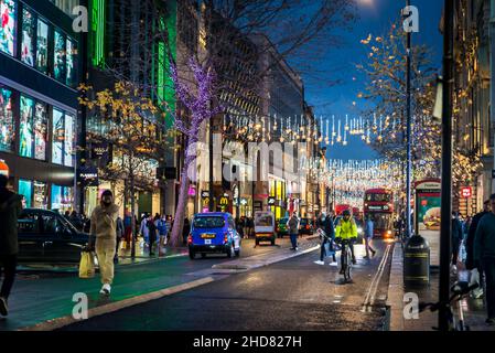 Shoppers on Oxford Street, une célèbre rue commerçante avec des lumières de Noël illuminées, Londres, Angleterre, Royaume-Uni Banque D'Images