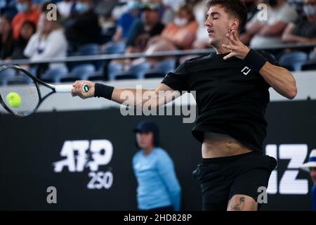 Adélaïde, Australie, 4 janvier 2022.Thanasi Kokkinakis, d'Australie, joue un rôle de premier rang lors du match des célibataires ATP entre Thanasi Kokkinakis, d'Australie, et John Millman, d'Australie, le deuxième jour du tournoi de tennis international d'Adélaïde à Memorial Drive, le 04 janvier 2022 à Adélaïde, en Australie.Crédit : Peter Mundy/Speed Media/Alay Live News Banque D'Images