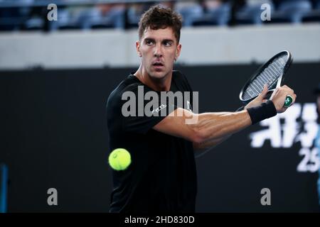 Adélaïde, Australie, 4 janvier 2022.Le Thanasi Kokkinakis d'Australie a fait un revers lors du match des célibataires ATP entre le Thanasi Kokkinakis d'Australie et John Millman d'Australie le deuxième jour du tournoi de tennis international d'Adélaïde à Memorial Drive le 04 janvier 2022 à Adélaïde, en Australie.Crédit : Peter Mundy/Speed Media/Alay Live News Banque D'Images