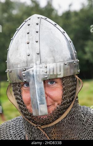 Angleterre, East Sussex, Battle, le festival annuel de reconstitution de la bataille de Hastings 1066, Portrait de la participante féminine vêtue d'Armo médiéval saxonne Banque D'Images